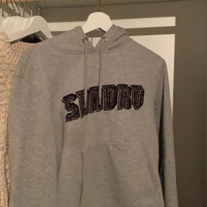 Sandro paris hoodie - Bra skick. Använd 3 ggr ish. Nypris 2500 kr. Några nitar är borta men man tänker knappt på det