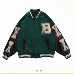 Varsity jacka/College jacka  - Säljer denna super populära collegejackan (varsity jacket) då den tyvärr kommit till för lite användning. Använd ett fåtal gånger men skulle säga att den är som i nyskick. Jackan är i storlek M men passar nog även S och XS beroende på hur man vill ha passformen. Köparen står för frakt! Tveka inte på att höra av dig om vidare frågor eller bilder❤️. ÄKTA!😅  Köp direkt för 1000!        HÖGSTA BUD: 599kr