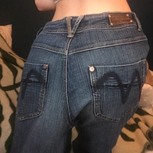 Blå baggy lågmidjade jeans - Jag är 163 och en w25-26 som referens! Lågmidjade jeans i blå denim med snygga detaljer på fickorna 💚 sitter rätt baggy på mig men hålls ändå uppe! 