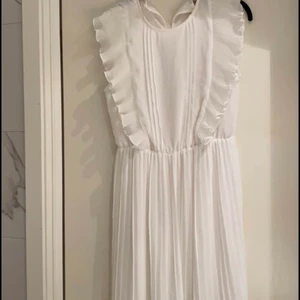 Vit klänning med volangärmar - Vit tunn klänning från H&M. Storlek 38. Superfint skick. 