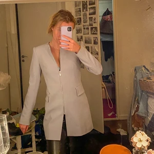 Rock från Zara - Superfin blågrå rock från zara med slits. Säljer pga flytt. I storlek xs 🥰