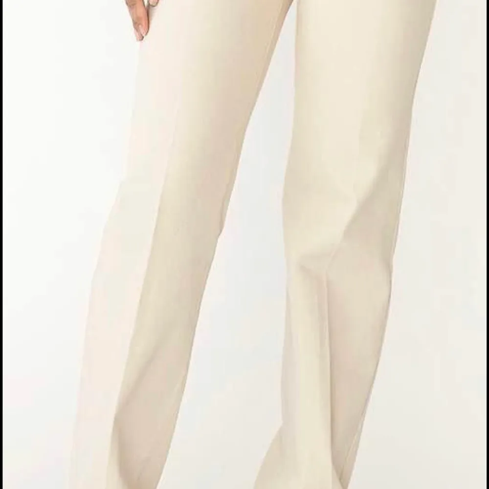 Nya oanvända jeans från wera, modell Julie. Storlek 36, relaxed med hög midja Material: 99% bci bomull, 1% elastan Nypris 599kr . Jeans & Byxor.