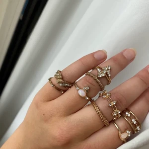 Ringar  - Storleken mellan S-L, vissa använda vissa inte. Köp direkt för 150kr