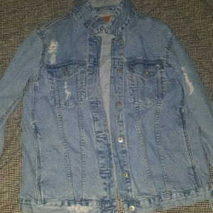 Ljusblå rippad jeansjacka - Sitter bra, bra kvalité, aldrig använt förut så jackan är som ny. Kostade 500kr på lager 157 där jag köpte den, men eftersom jag inte vill ha jackan så har jag sänkt priset en del.