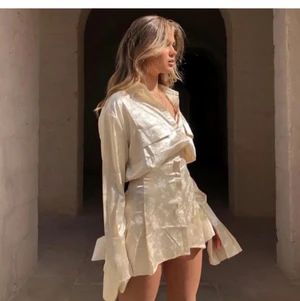 Klänning - Otroligt vacker klänning i sidenliknande tyg från LIONESS. Helt oanvänd med tags kvar. Storlek M, sitter lösare upptill och tight över höfterna.