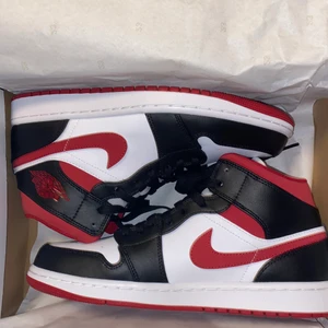 Jordan 1 - Helt nya jordan 1 mids, storlek 43