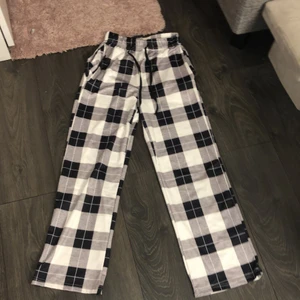 Oklart  - Svin snygga och köna byxor vet inte vart dom kommer ifrån det står inte någon lapp men använda 2-3 gånger tvättas innan som skickas 🌸🌸