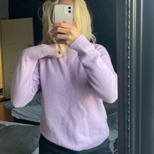 Stickad tröja - Stickad/virkad tröja köpt på Vero Moda för inte så länge sedan! Säljer även en likadan fast blå, checka min profil😀 passar också en S