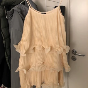 Hm klänning - Säljer en klänning ifrån hm i storlek XS men skulle säga att den även passar mig som en S helt perfekt! Hör av er för mer information och bättre bilder 😎