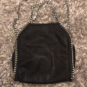 Stella McCartney  - Säljer min Stella McCartney inspirerade väska. Den är i en skimmrig svart färg och är i ett jättefint skick. Buda eller köp direkt för 900kr💕