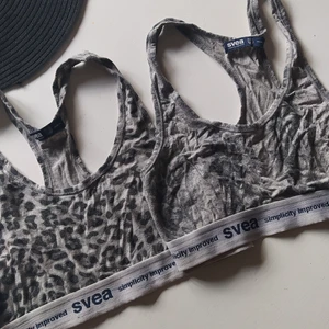Tvåpack Svea mjuka sporttoppar M - En är leopard och en är snakeprint. Frakt 48:- djur och rökfritt hem!