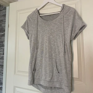 T-shirt ~ Hoodie - T-shirt hoodie från LWC i fint skick. Använd 6 ggr. Storlek M. Hör av dig vid intresse💙