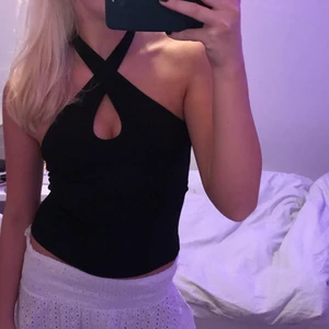 Topp - Ny topp som inte används då den är för liten för mig, bandet korsar man vid halsen och den är djup i ryggen vilket är så fint💞💞