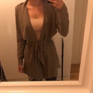 Storlek - S - En grön/ brun kappa med störning, i storlek S ❤️