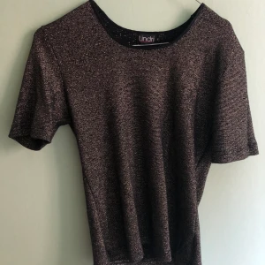 Glittrig secondhandtröja - Festlig guldglittrig tröja från märket Lindri storlek M. Köpt second hand 🎉