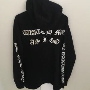 En hoodie storlek xs - Har använt den minst 10 gånger och de finns inga hål. Och köparen står för frakten om vi inte kan mötas upp.💗