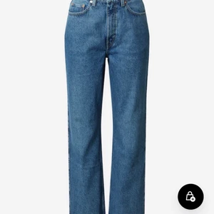 Weekday jeans rowe - Jättefina weekday jeans som är högmidjade. Jättesköna jeans med bra och fint material. Säljer dem här pågrund av att dem inte passar mig då dem är för långa för mig. Storlek är 25-32. Ny pris 529 jag säljer dem för 280 det är budgivning i kmt. Har ni några fler frågor så kan ni skriva till mig privat.