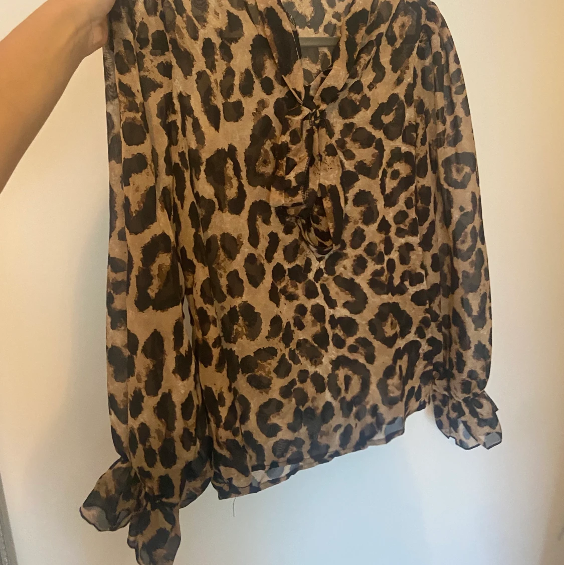 Fin leopard blus