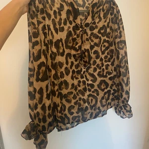 Fin leopard blus - Fin oanvänd blus, lite genomskinlig💗 från shein men tycker inte materialet känns billigt