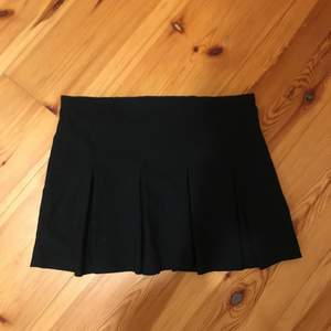 Plisserad svart kjol från Vero Moda. Storlek 40 men passar även 36-38 om den sitter mer lågmidjat