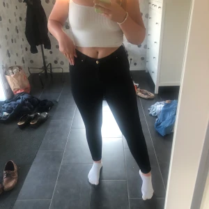 Tajta svarta jeans  - Tajta svarta jeans som jag inte har använt så mycket. Men dem har mycket bra skick. 