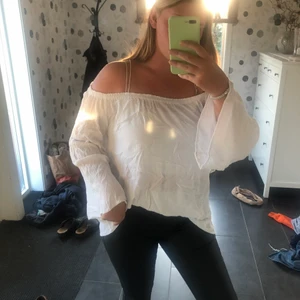 Vit blus - Vit blus från Lager 157 som jag säljer för att jag inte använder den längre. Sitter väldigt bra 