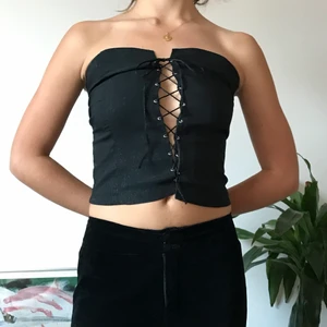 Svart korsett - Fin svart korsett som kan justeras, så den kan passa en S som min kompis på bilden men även en M-L! I väldigt bra skick, har inget att anmärka.