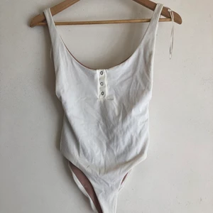 Baddräkt  - Helt oanvänd baddräkt, kan änvändas som body också:). 