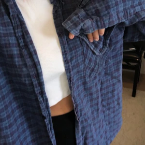 flanellskjorta!  - mysig flanellskjorta, köpt secondhand! Storlek L men passar mig relativt bra som har XS! mörkblå rutigt mönster och stor i armarna, använd nån gång, annars i väldigt bra skick! Frakt ingår inte( men den är spårbar) kram ❤️