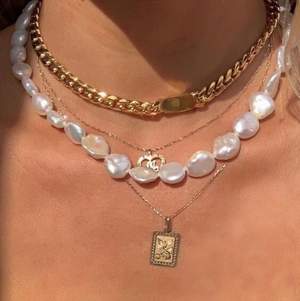 Ett pärlhalsband jag pärlat själv med större pärlor 💗💞 35 cm långt, väldigt fint att matcha med andra halsband eller ha ensamt! Frakt ingår ej i priset 🤍