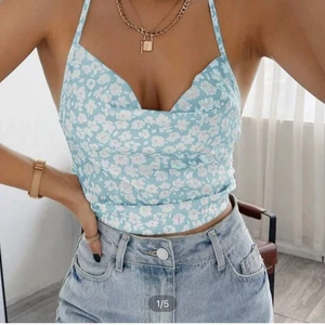 Blå topp - Säljer denna jättefina topp som jag köpte från shein men som tyvärr är för liten för mig. Det är storlek S och jag har egentligen M men köpte S för recensionerna sa att den gick att göra större:( Köpt för 60kr och säljer för 25+frakt💞