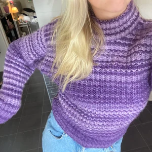 Stickad tröja från zara - Säljer denna stickade tröja från zara i supermysigt material! Köpt å Plick i våras och sen dess endast använd 1 gång! Tröjan är i storlek L men passar mig som normalt är en s/m så skulle säga att den är liten i storleken. Har bestämt mig för att endast sälja denna vid bra bud så kommer inte gå under 200kr. I övrigt är den i bra skick och inga synliga defekter! Tveka inte att höra av er vid frågor eller funderingar❤️‍🔥❤️‍🔥👌🏼🚶‍♂️ Fråga innan ni använder mina bilder