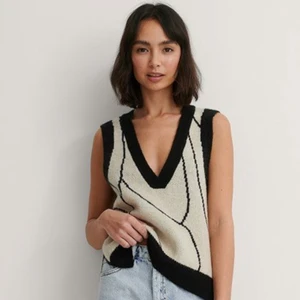 Helt ny väst grå NA-KD  - Säljer en helt ny väst från NA-KD, med prislappen kvar! Köptes för 350kr säljs för 200. Säljs då den aldrig kommit till användning. Är i storlek s men skulle absolut passa xs och m också!