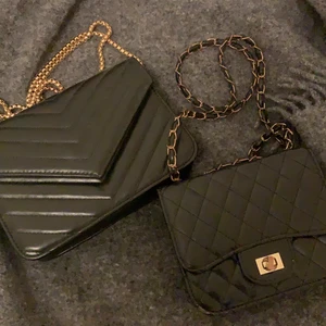 Väskor - Två väskor som jag inte använder längre. Den vänstra kostar 90 (bra skick) medans den högra kostar 80 då man kan se att den är använd. (Rost se bild 2 och 3) 