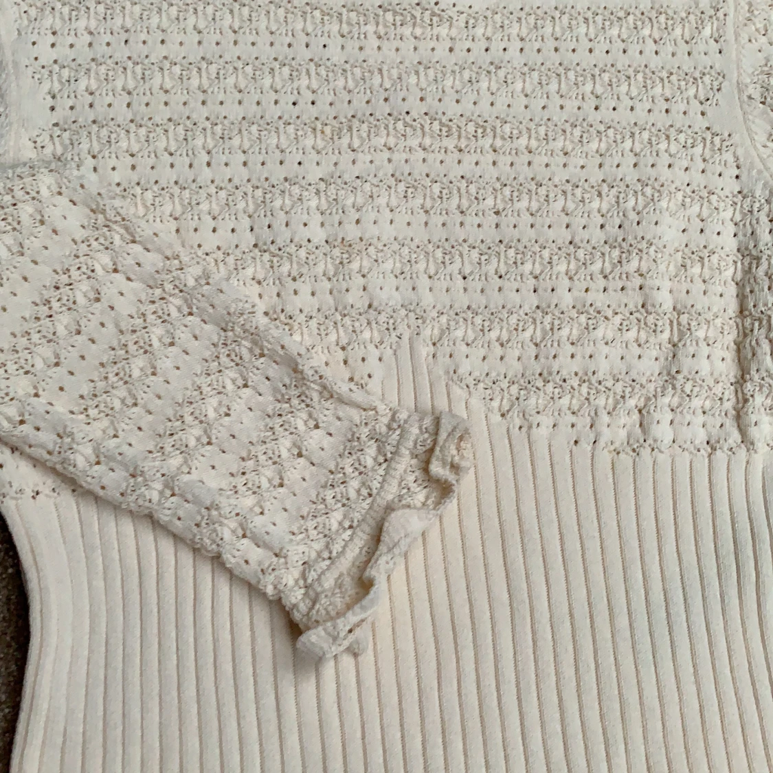 Stickad tröja av pointelle  - 90