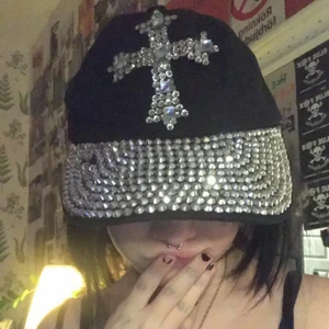  keps  - keps som saknar dågra diamanter men anars bra skick 