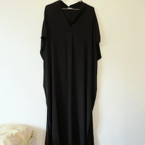 Svart långklänning lös passform - Kaftanliknande klänning i uppskattad storlek M! 