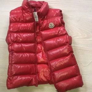 Moncler väst ÄKTA - 100% ÄKTA. Köpt i London. Kan mötas upp vid en moncler butik som kan garantera. Finns även scanning kod osv osv. STORLEK 0