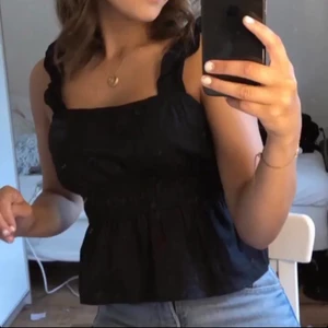 Svart linne från hm  - Super fint linne i nyskick, köpte för inte så länge sedan men känner inte rikigt att det var min typ av linne men kan vara super fint att styla med💞 60kr+ frakt