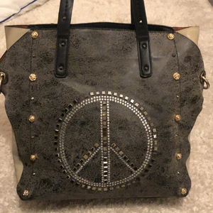 väska - skitsnygg handväska med peace märke på framsidan, väldigt bra skick