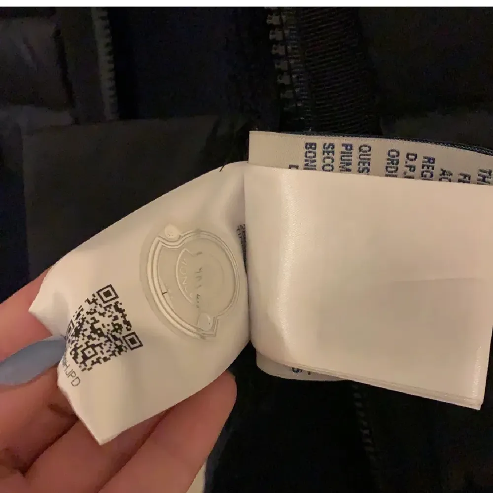 Mörkblå Moncler maglione tricot alla coreana i storlek S. Mycket bra skick förutom ett hål vid armbågen när jag råkat fastna i något, säkert lätt att fixa. Nypris ligger på typ 6200kr. Har ej kvitto men man kan se att den är äkta med hjälp av koden på lappen! . Takit.