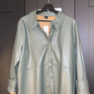 Grön skinnjacka!  - Från Gina, helt oanvänd storlek 44, passar bra och även najs som oversize!