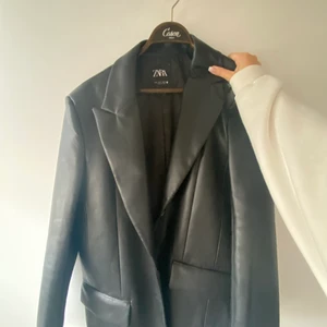 Zara skinnkavaj  - Trendig oversized skinnkavaj i storlek S. Aldrig använd! Bara testad. Köpare står för frakt 