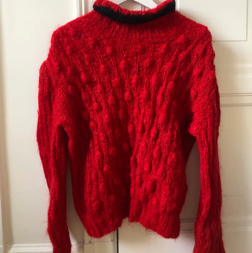 Superfin vintage hemstickad tröja i röd färg, fint skick! Strl XS-L beroende på önskad passform 🥰. Stickat.