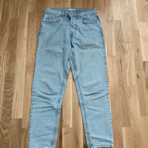 jeans från zara - ljusblåa jeans med flames på fickorna. jag har själv ritat det på fickorna och det ska hålla i tvätten. bra skick och i storlek 30. köpare står för frakt. 