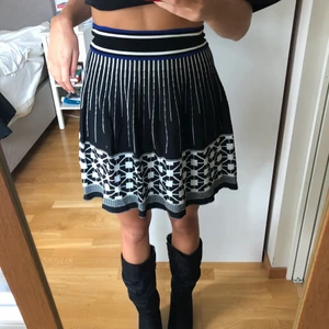 Kjol H&M - Köpt från arkivet! Jätte bra skick!