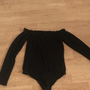 Off shoulder body storlek M - Använd 1 gång. Väldigt fin men inte riktigt min stil. 