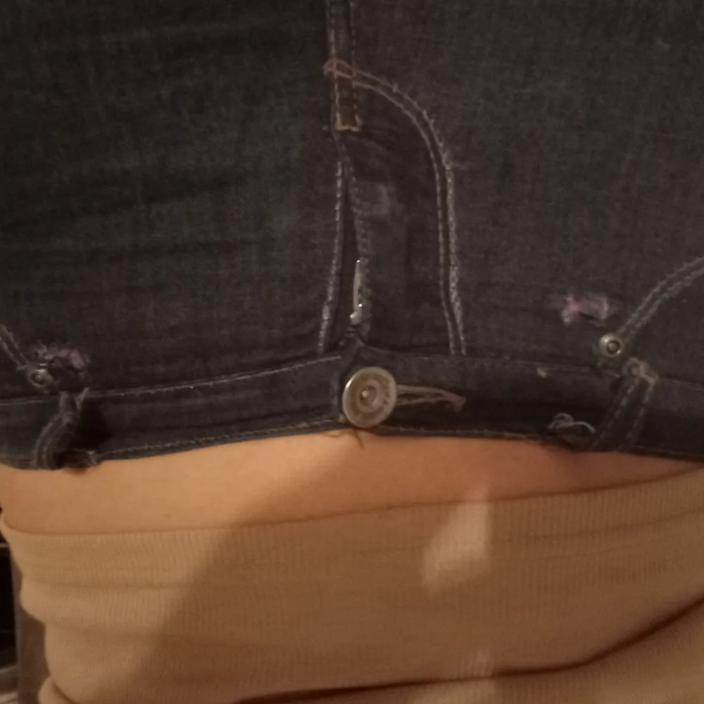 Dr denim jeans storlek S. Har råkat rivit av som ni ser på andra bilden men går ju bara sy ihop. . Jeans & Byxor.
