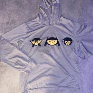 Typ kanske Bik Bok - Använt 2 gånger. Vart den kom ifrån och vad den har för storlek drog inte. Men jag skulle nog gissa på storlek s/m. Den har en liten fläck som knappt syns under aporna men den gå inte heller att få bort. Den är ganska tunn och luftig, inte så lång, skulle nog säga att de ä mer en vår/sommar hoodie men går även att använda på vintern. Jag säljer den just för jag själv inte använder den. 