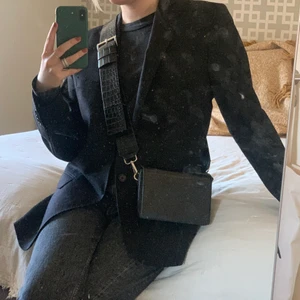 Väska Carin Wester - Axelväska från Carin Wester. Köpt för ca 2 år sedan, använd ett fåtal gånger | Kan mötas upp i sthlm eller skicka om köparen står för frakt ⚡️💕